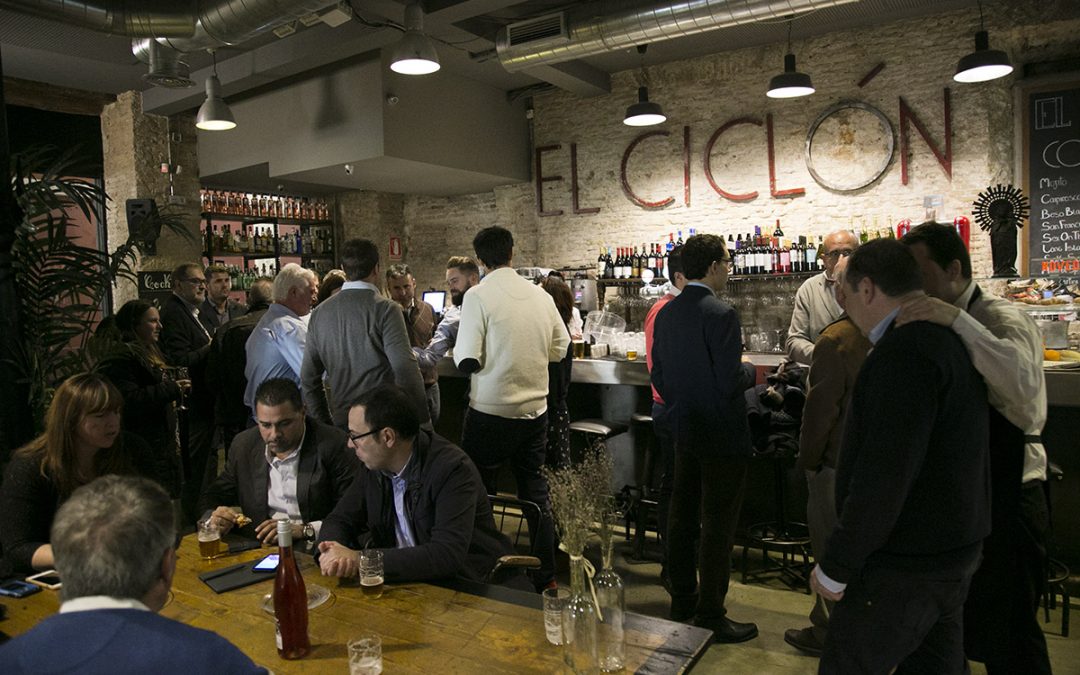 Los patrocinadores del Concurso de Tapas prueban varias de las tapas candidatas