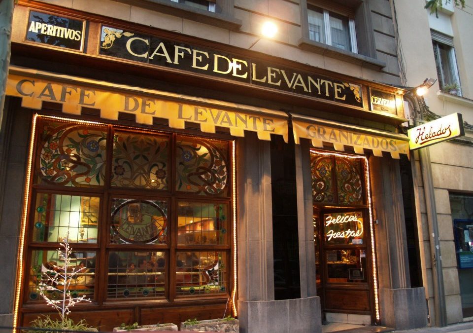 El Café de Levante, protagonista de una exposición sobre la rebeldía en los 60