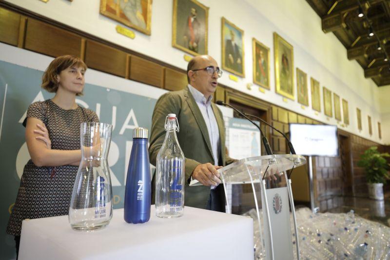 Botellas, cantimploras y decantadores solidarios para animar al consumo del agua del grifo